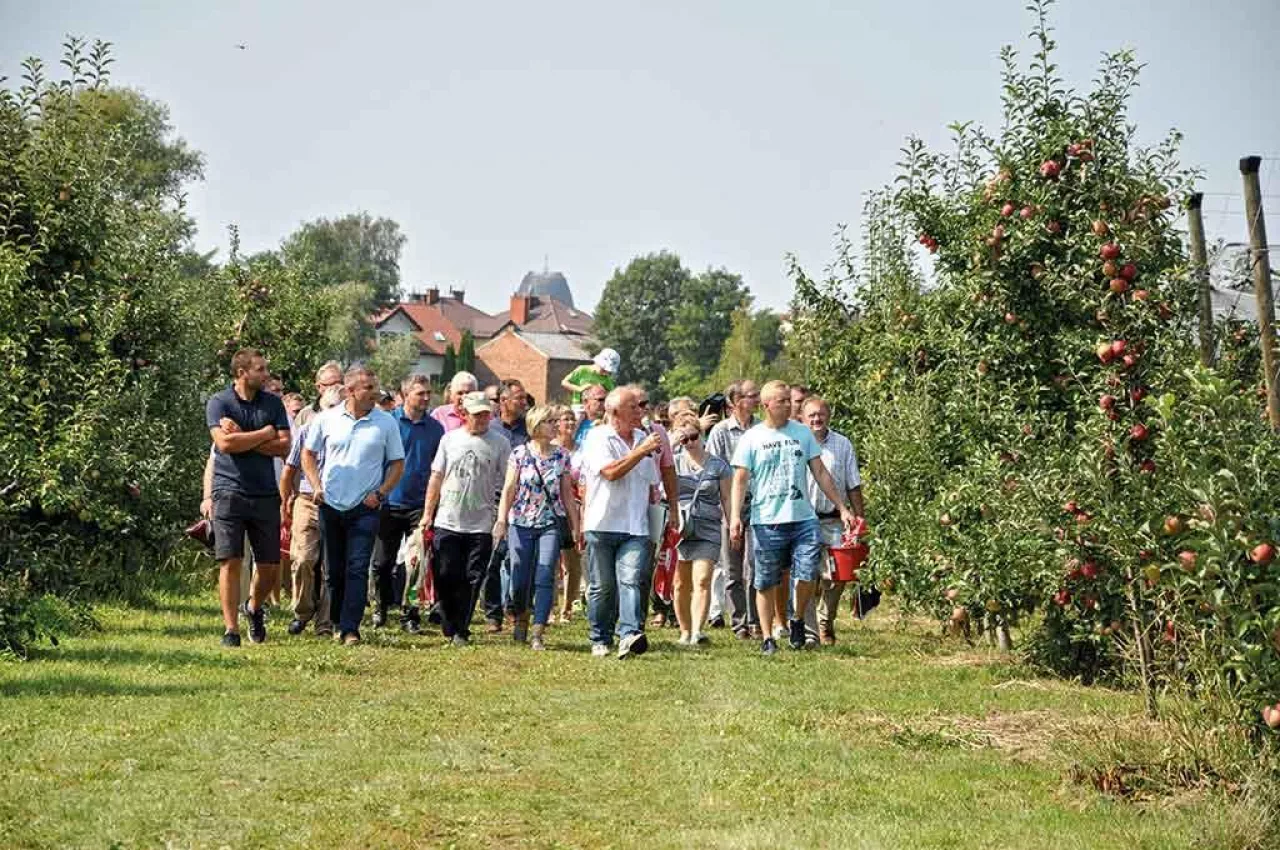 Mgr Romuald Dziuban, kierownik Sadu Doświadczalnego SGGW w Wilanowie wraz z grupą sadowników