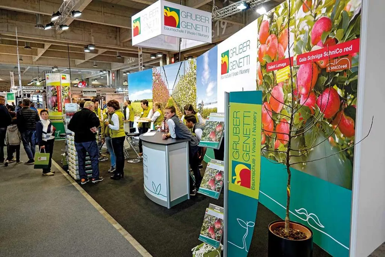 Gala Schniga® SchniCo red promowana na stoisku szkółki Gruber Genetti