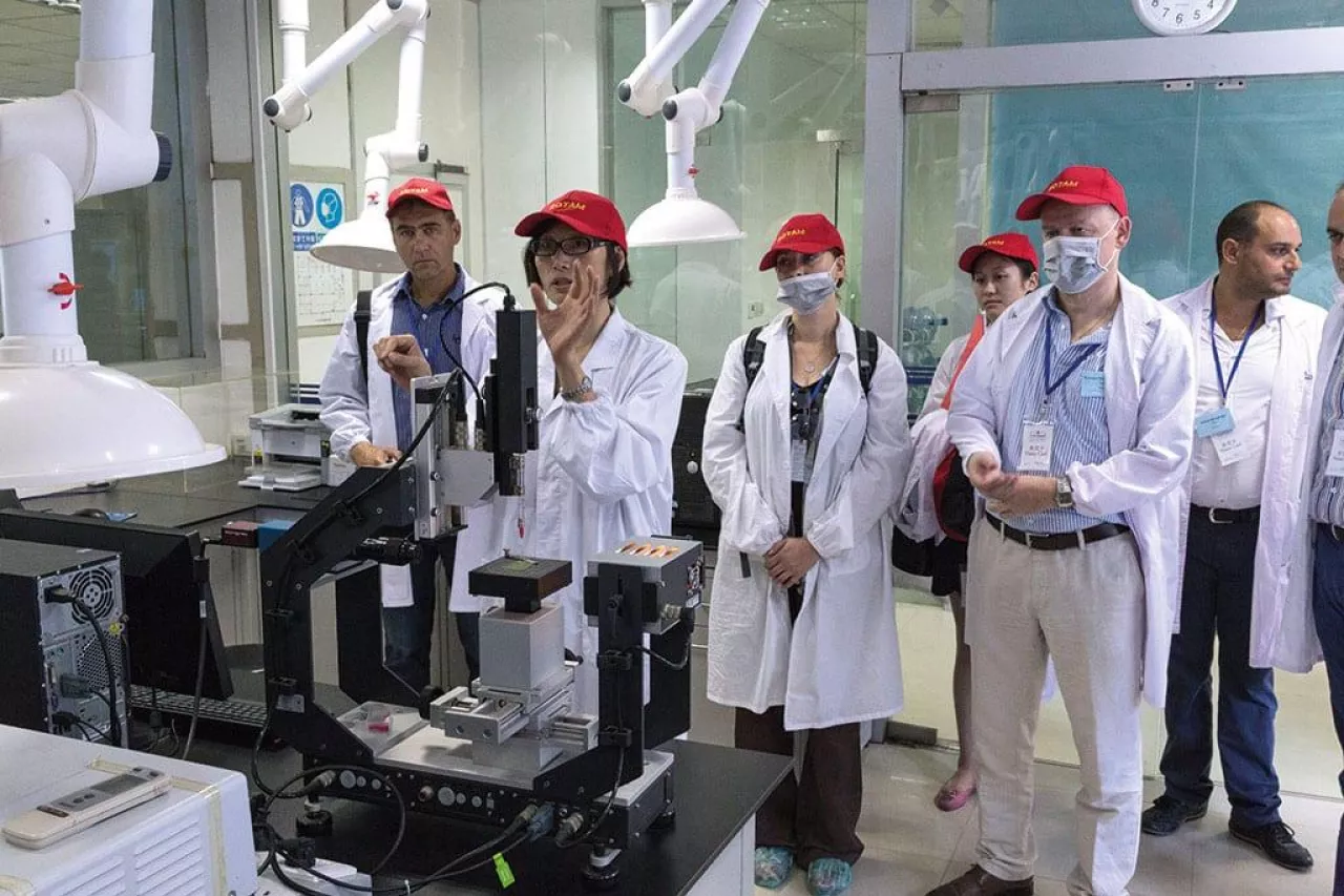 Dr Sonia Chen podczas prezentacji laboratoriów