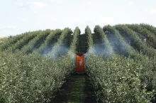 Zbyt duże znoszenie cieczy roboczej podczas zabiegu wykonywanego przy wietrznej pogodzie