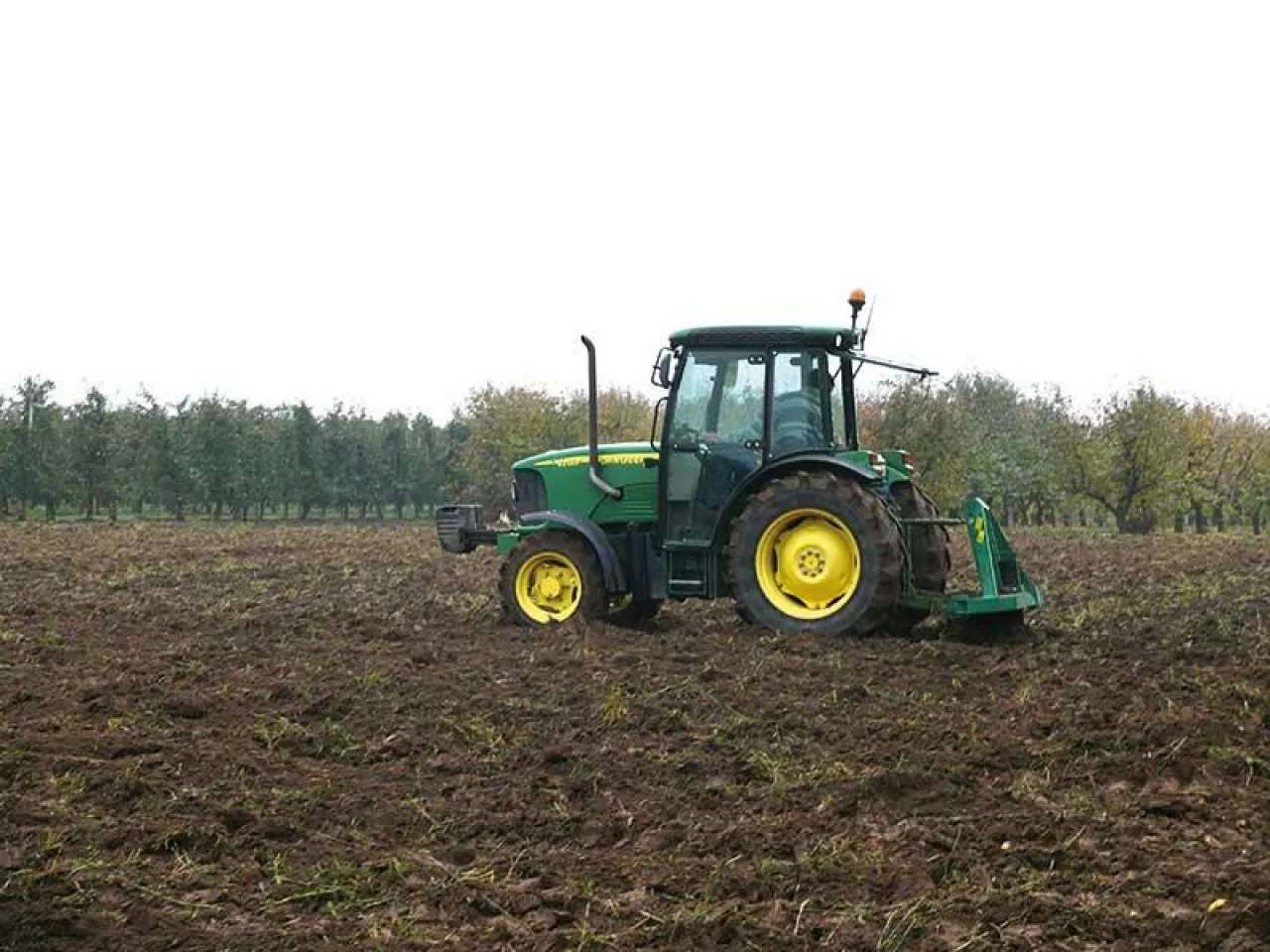 Przygotowanie stanowiska pod sad poprzez likwidację podeszwy płużnej za pomocą głębosza