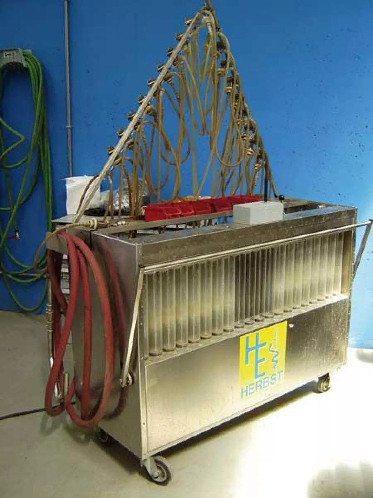 Urządzenie do pomiaru natężenia wypływu cieczy z pojedynczych rozpylaczy