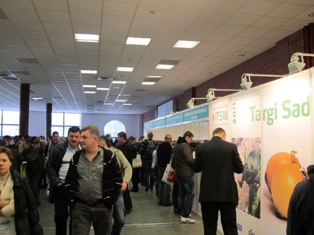 Uczestnicy targów przed stoiskiem organizatora