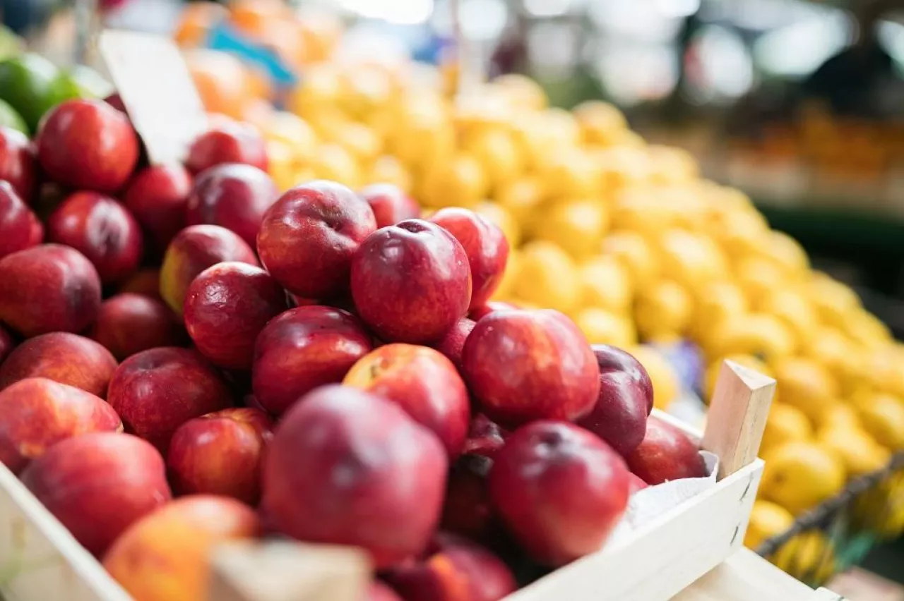 Picture of lot of nectarines in box for sale at market