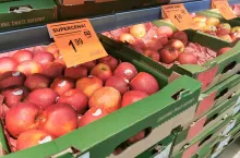 jabłka w markecie