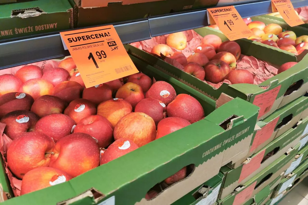 jabłka w markecie