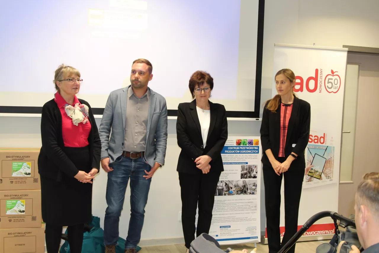 Spotkanie poprowadzili (od lewej): Katarzyna Wójcik („Warzywa i Owoce Miękkie”), Henryk Czerwiński („Sad Nowoczesny”),
prof. Dorota Konopacka (dyrektor Instytutu Ogrodnictwa – PIB) oraz prof. Monika Mieszczakowska-Frąc (Instytut Ogrodnictwa – PIB)