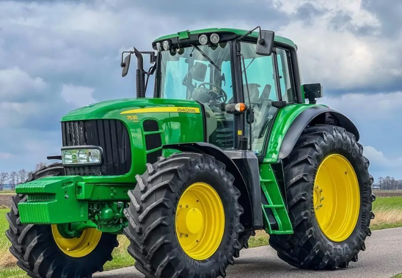 John Deere 7530