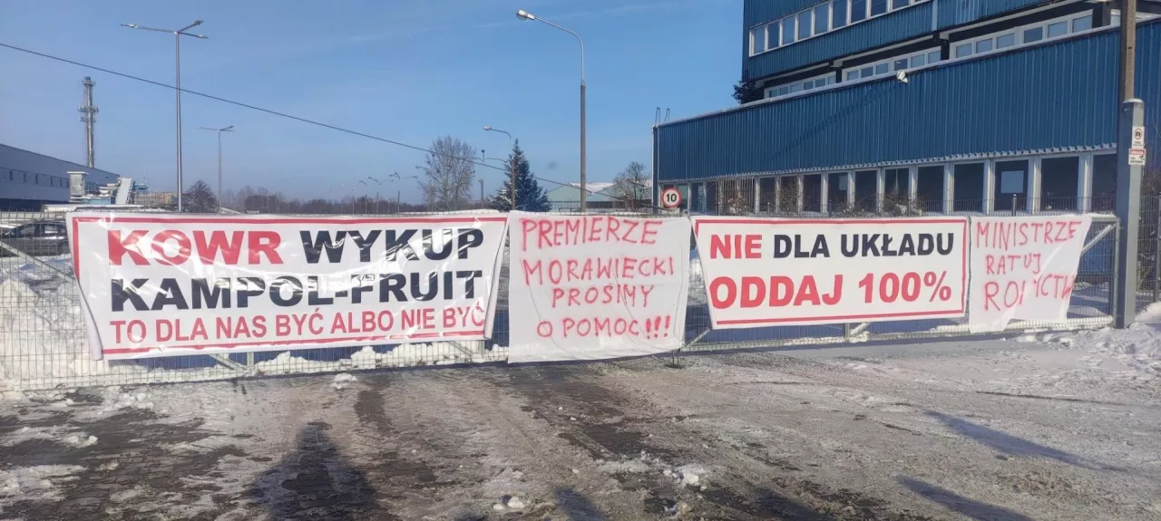 Protest pod zakładem Kampol