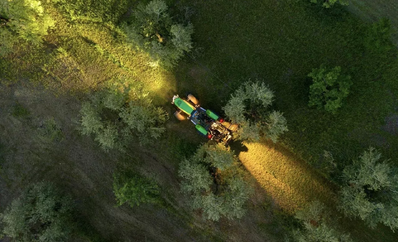 We wszystkich traktorach serii 5DF TTV moment obrotowy jest przenoszony na koła z wykorzystaniem przekładni bezstopniowej TTV