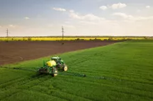 Opryskiwacze polowe – czym są i jakie mają zastosowania?