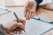 Czy można unieważnić umowę, jeśli druga strona wykorzystała podeszły wiek kontrahenta?