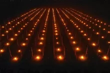 sadownik z Węgier chroni swój sad przed przymrozkami