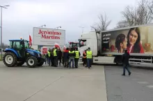 rolnicy blokują biedronkę