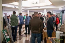 Szymon Jabłóński z firmy Symbioz podczas wykładu na temat biologicznych rozwiązań w ochronie truskawki