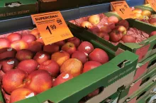 ceny jabłek na półkach sklepowych