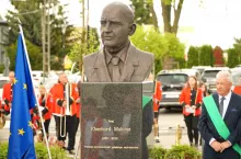 pomnik profesora emerharda makosza w belsku dużym