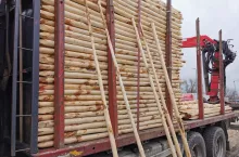 samochód z kołkami