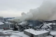 Dogaszanie pożaru w Białej Rawskiej w zakładzie Polskie Sady