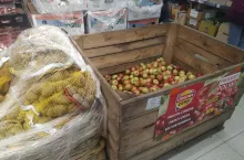 jabłka w markecie