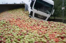 tony jabłek na drodze