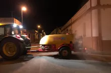 Hiszpańscy rolnicy odkażają ulice swoimi opryskiwaczami