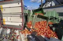 Wypadek w Grójcu 11-03-2020 ciagnik siodłowy naczepa z jablkami Idared