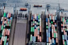 Kontenety w porcie - przewóz owcoców