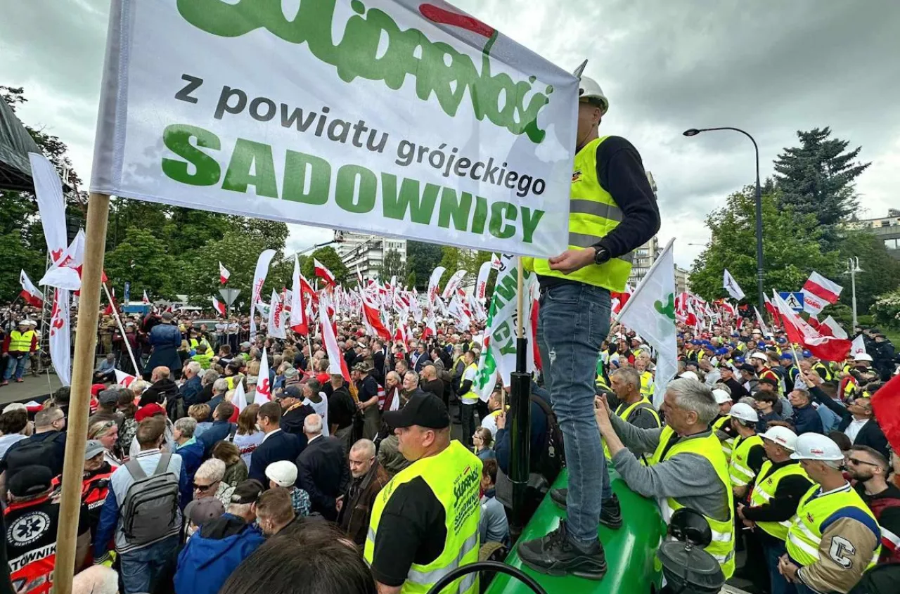 Duży strajk rolników w stolicy i częstowanie warszawiaków jabłkami ...
