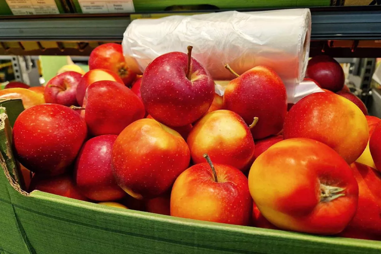jabłka w markecie