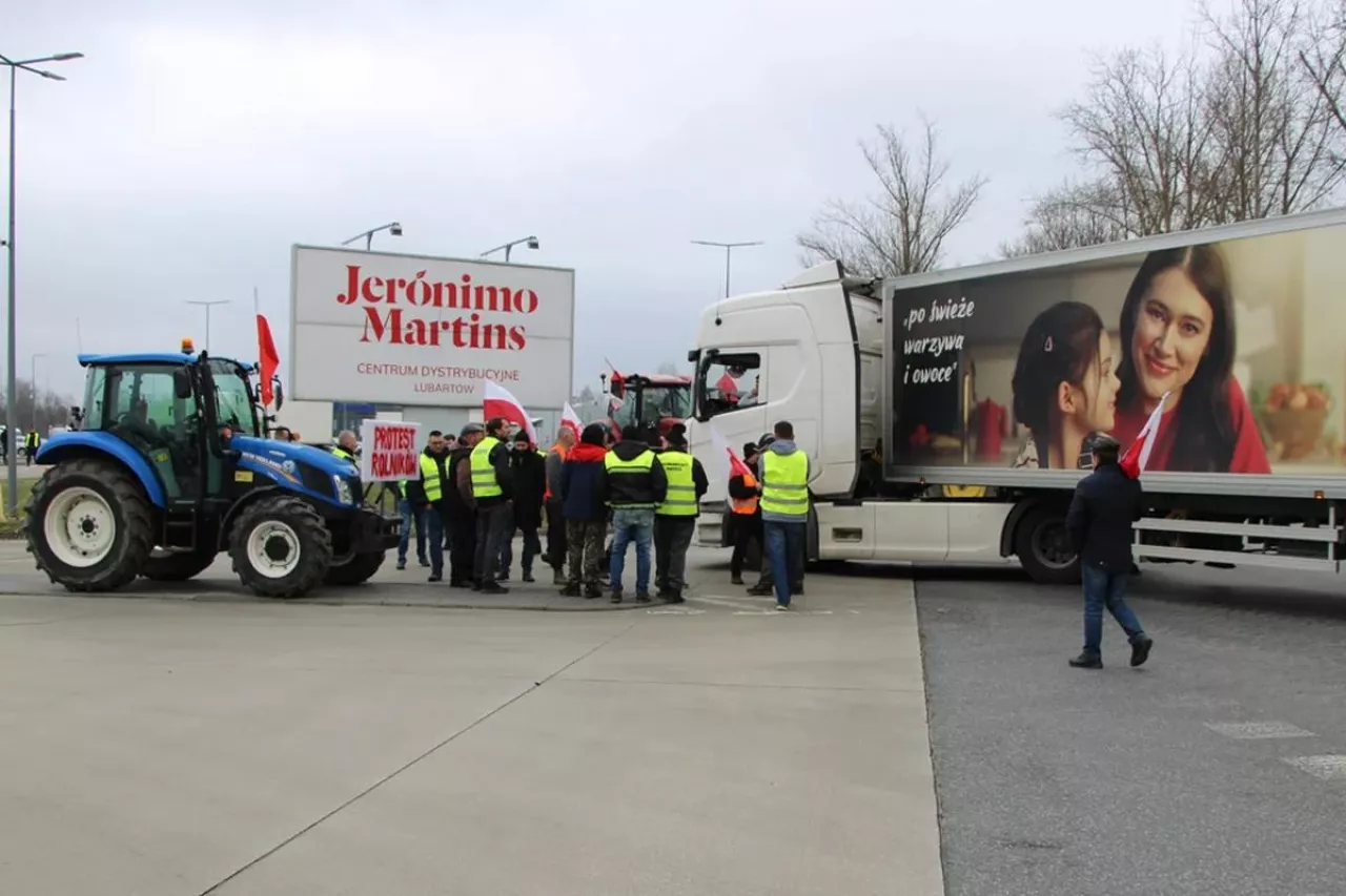 rolnicy blokują biedronkę