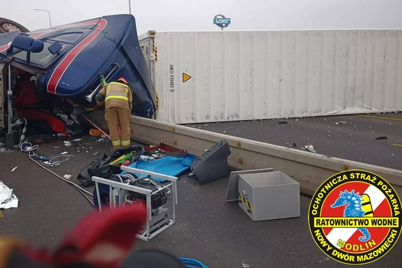 wypadek ciężarówki z jabłkami