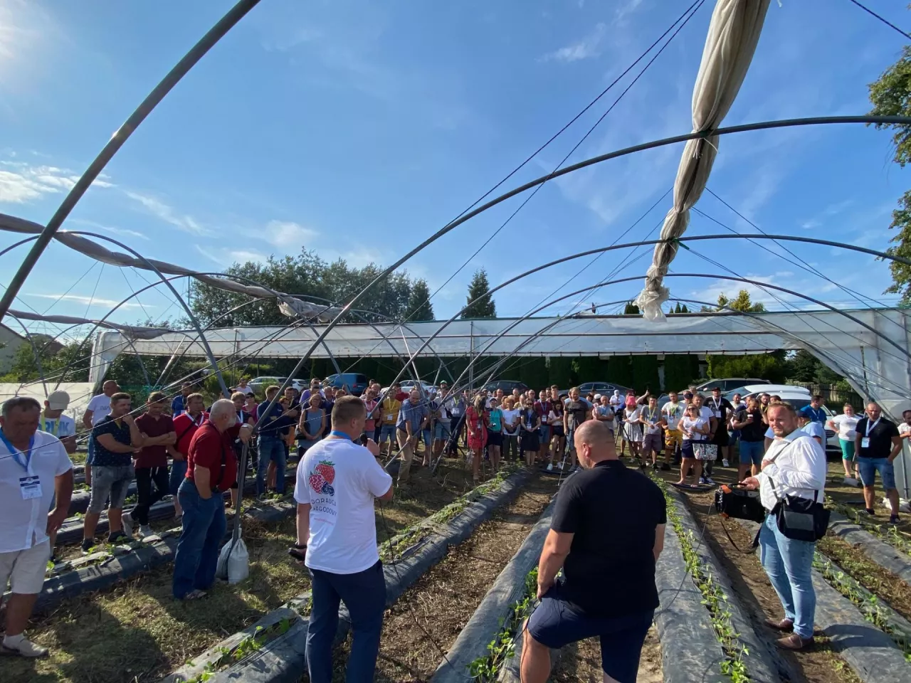 Adam Borzęcki (Boryna) omawiający niuanse technologii bezglebowej uprawy malin