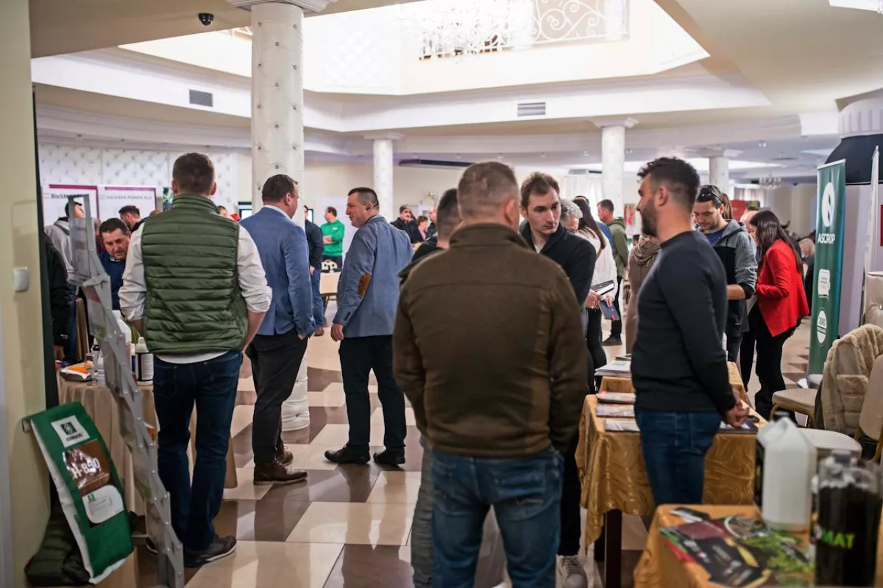 Szymon Jabłóński z firmy Symbioz podczas wykładu na temat biologicznych rozwiązań w ochronie truskawki