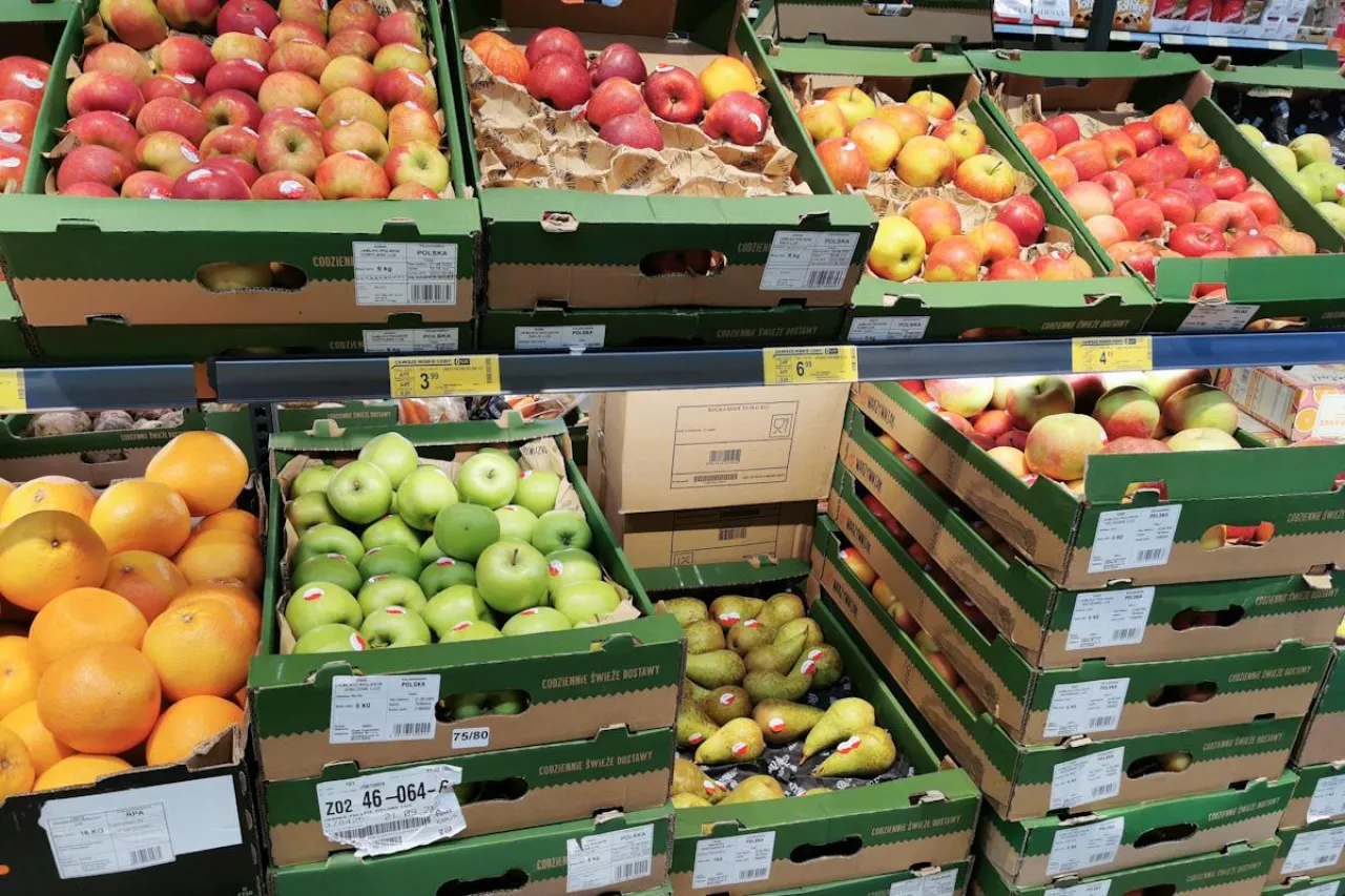 jabłka w markecie