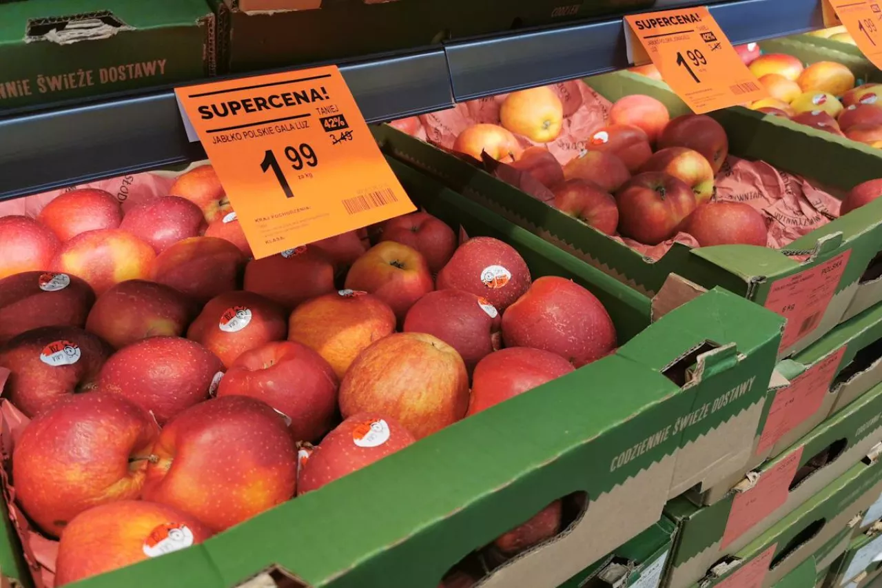 ceny jabłek na półkach sklepowych
