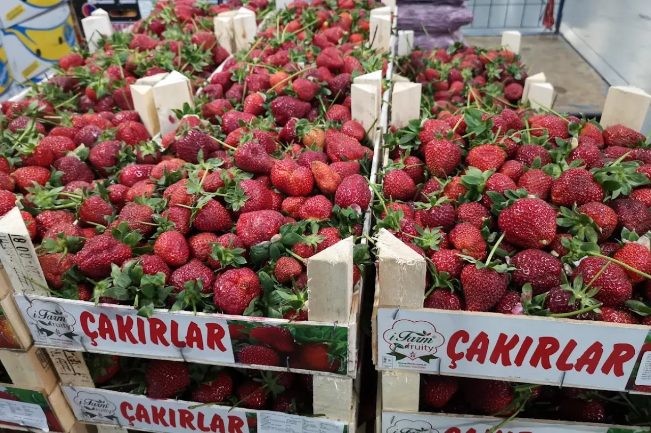 importowane truskawki