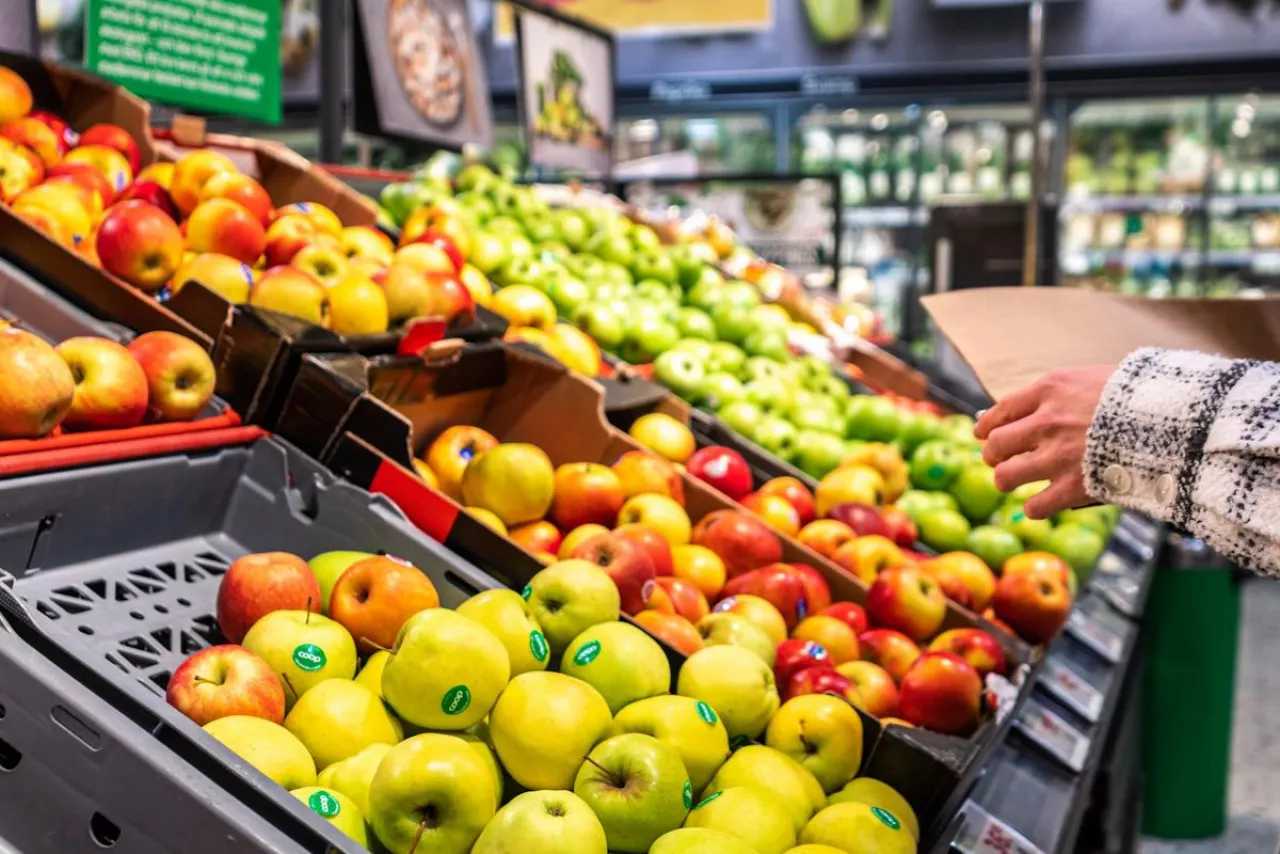 jabłka w sklepie