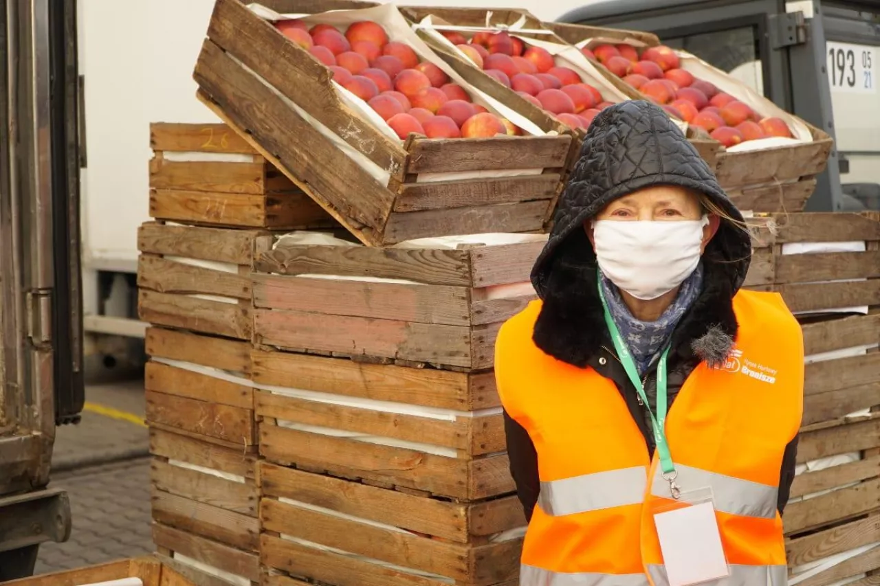sadownicy przekazali jabłka potrzebującym