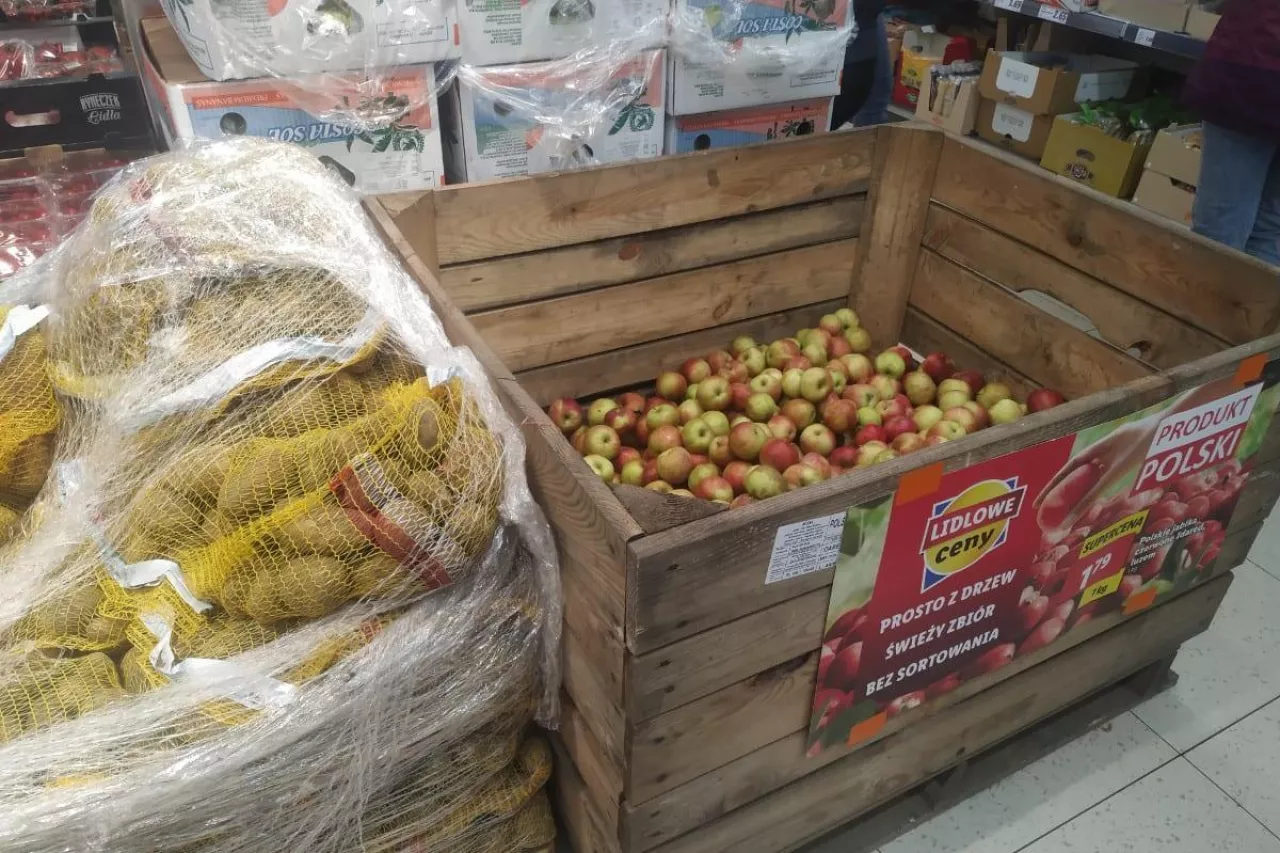 jabłka w markecie