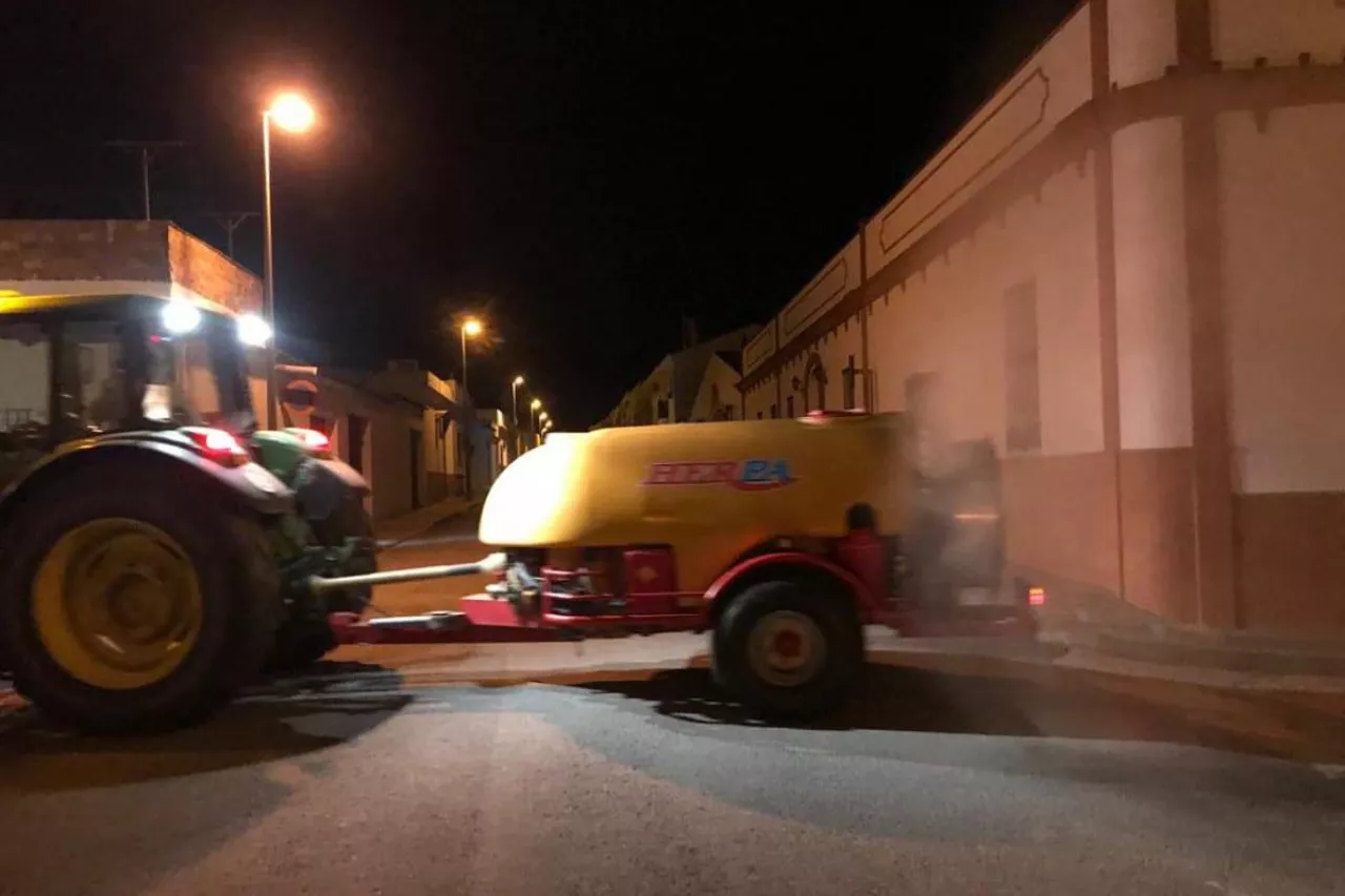 Hiszpańscy rolnicy odkażają ulice swoimi opryskiwaczami