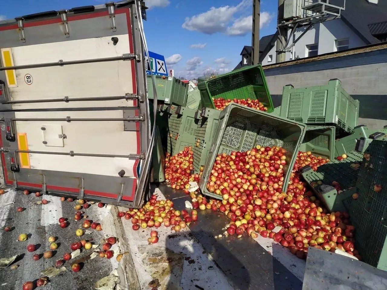 Wypadek w Grójcu 11-03-2020 ciagnik siodłowy naczepa z jablkami Idared