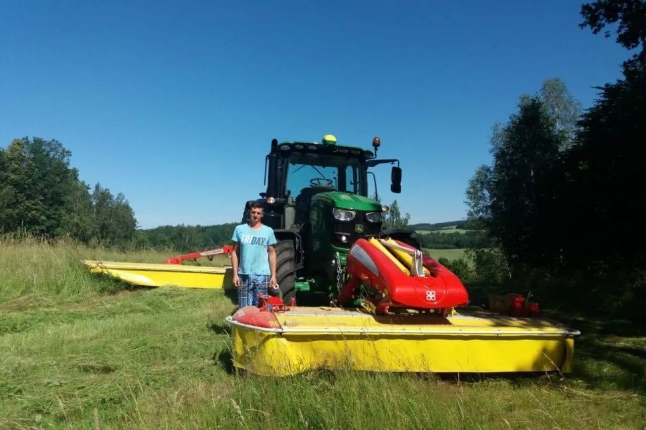 Paweł Andruszków przy swoim ciągniku John Deere