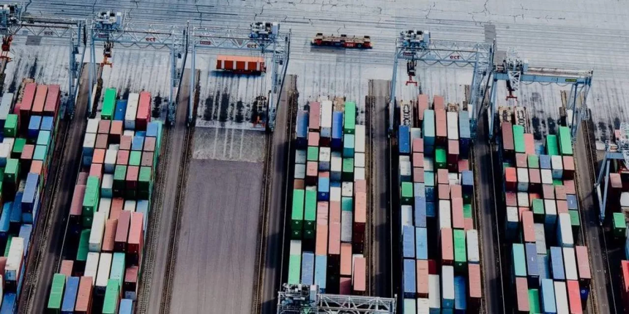 Kontenety w porcie - przewóz owcoców