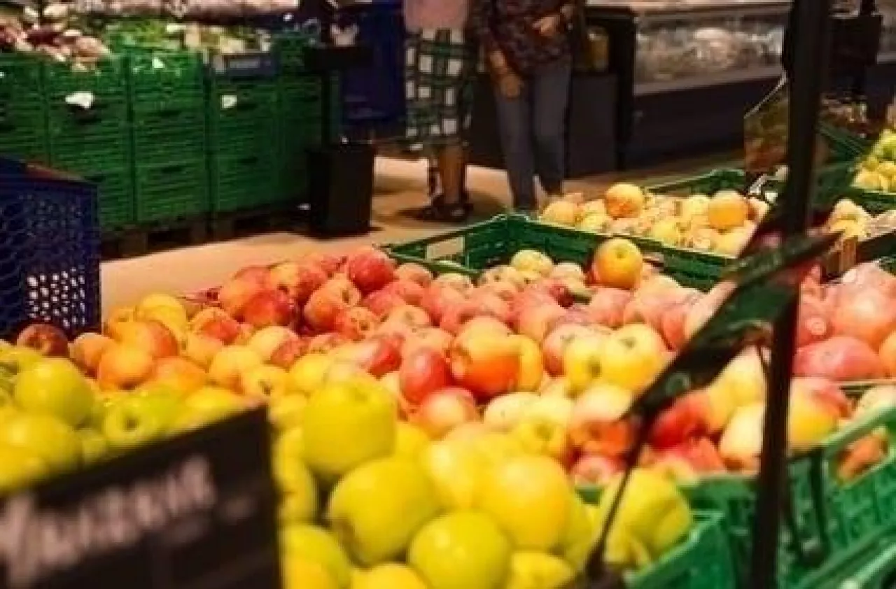 Owoce w hiepermarkecie na Łotwie