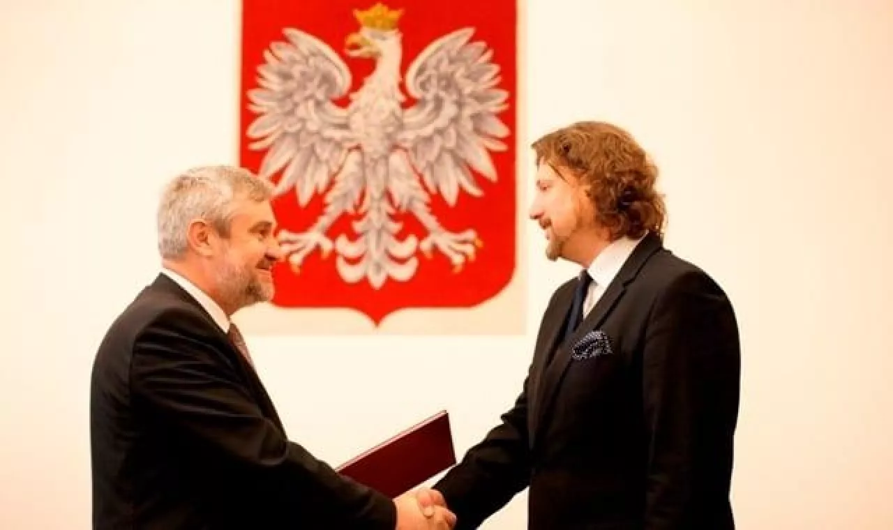 8 miesięcy temu Minister Jan Krzysztof Ardanowski wręcza akt powołania Piotrowi Serafinowi