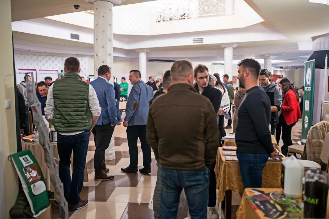 Szymon Jabłóński z firmy Symbioz podczas wykładu na temat biologicznych rozwiązań w ochronie truskawki