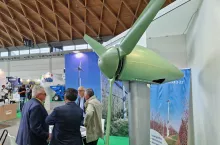 Górna część masztu, silnik i śmigło na stoisku producenta