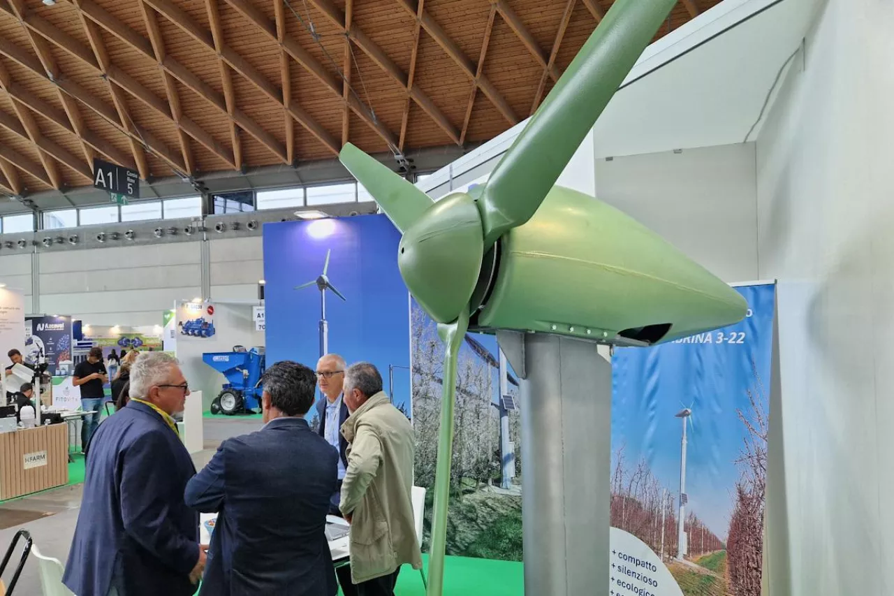 Górna część masztu, silnik i śmigło na stoisku producenta