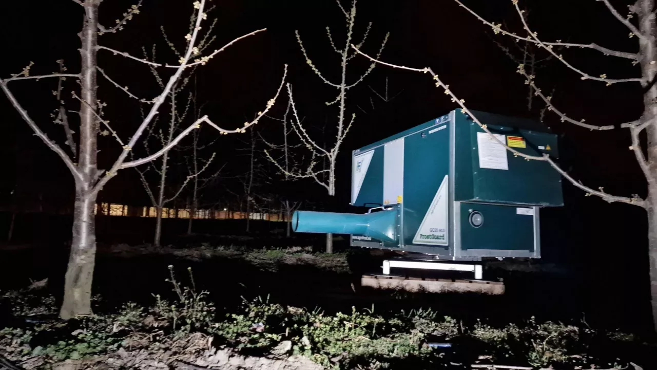 ochrona sadu czereśniowego przed przymrozkami za pomocą nagrzewnicy